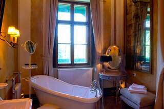 Курортные отели Zabola Estate - Transylvania Зэбала The Ármin Room-9